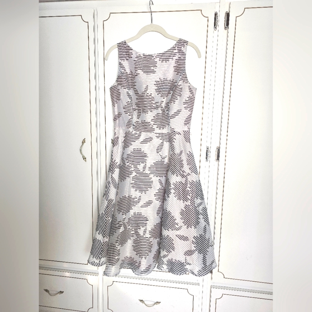 Sleeveless Black and White Patterned Dress